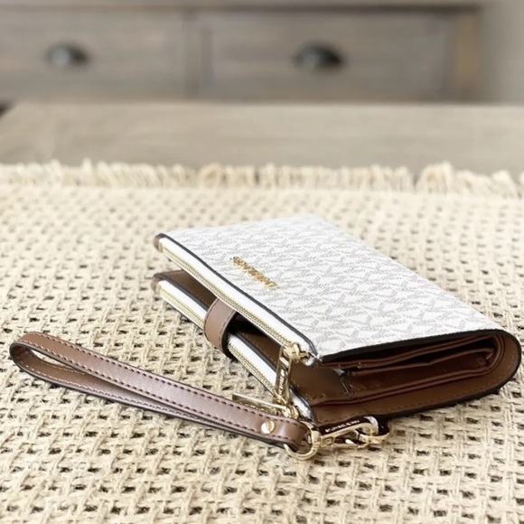 Michael Kors Jet Set Travel MK Flat multifunction Phone Wallet Wristlet Vanilla - Picture 2 of 10